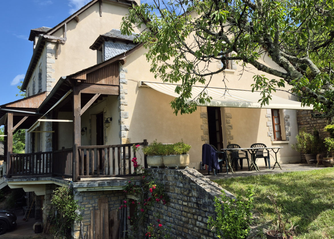 Corps de ferme sur plus d'1 hectare à 5 minutes d'Espalion.