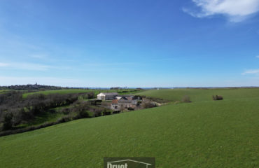 ENSEMBLE IMMOBILIER COMPOSÉ D'UN CORPS DE FERME ET DE 24 HECTARES DE TERRAIN