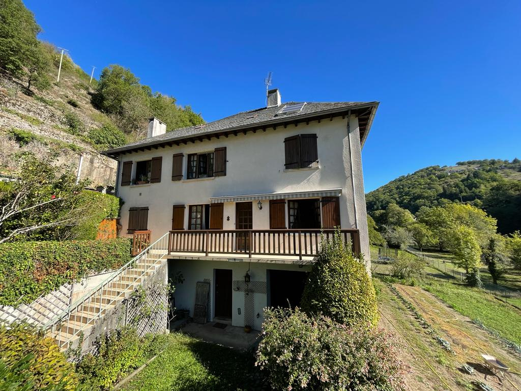 Ensemble immobilier de deux maisons, garages et terrain en bordure de rivière..