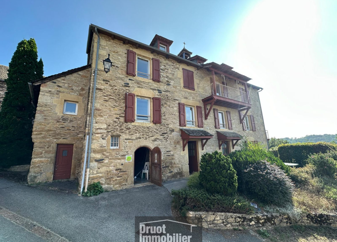 Ensemble immobilier en pierre proche Saint-Come d'Olt