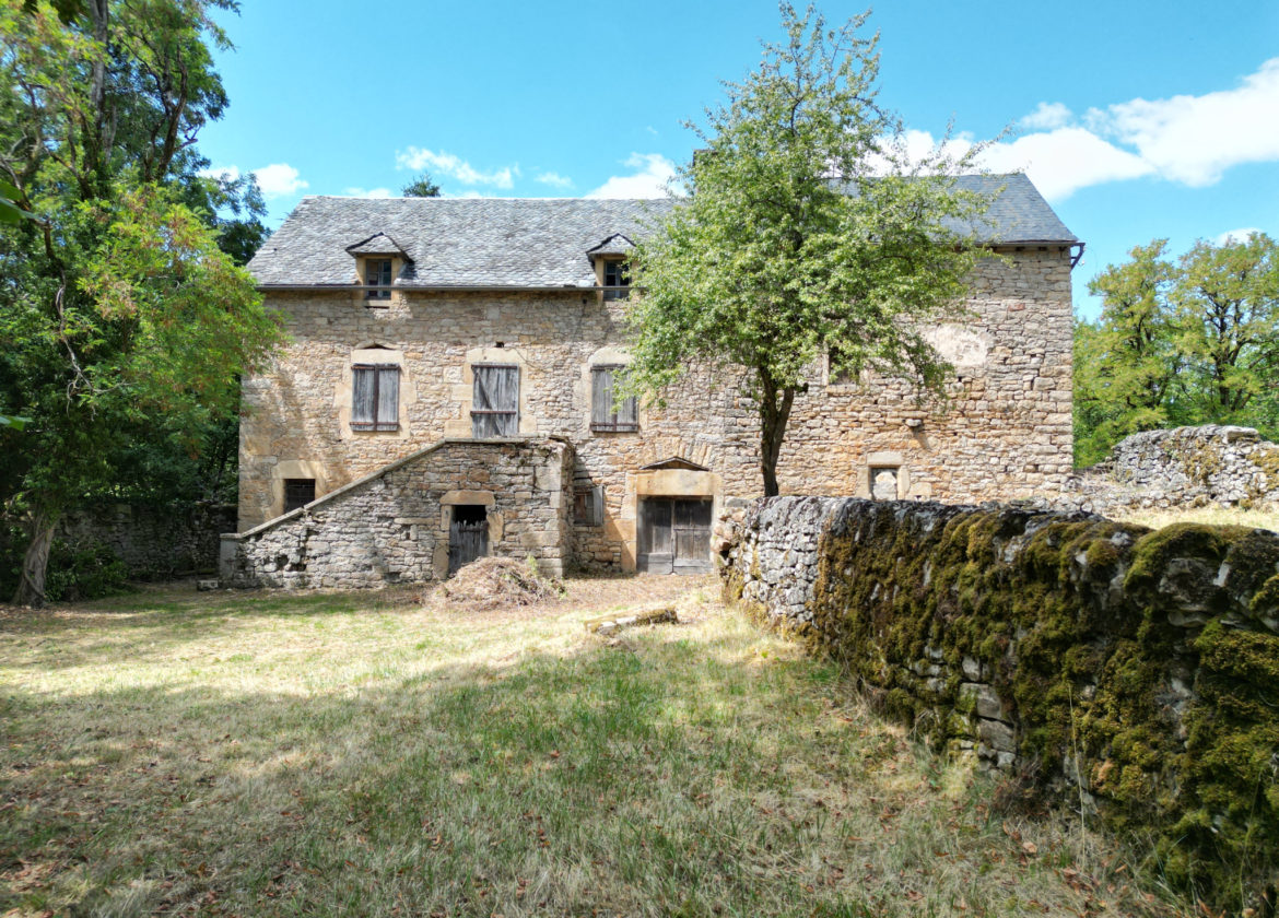 Maison ancienne à rénover avec terrain
