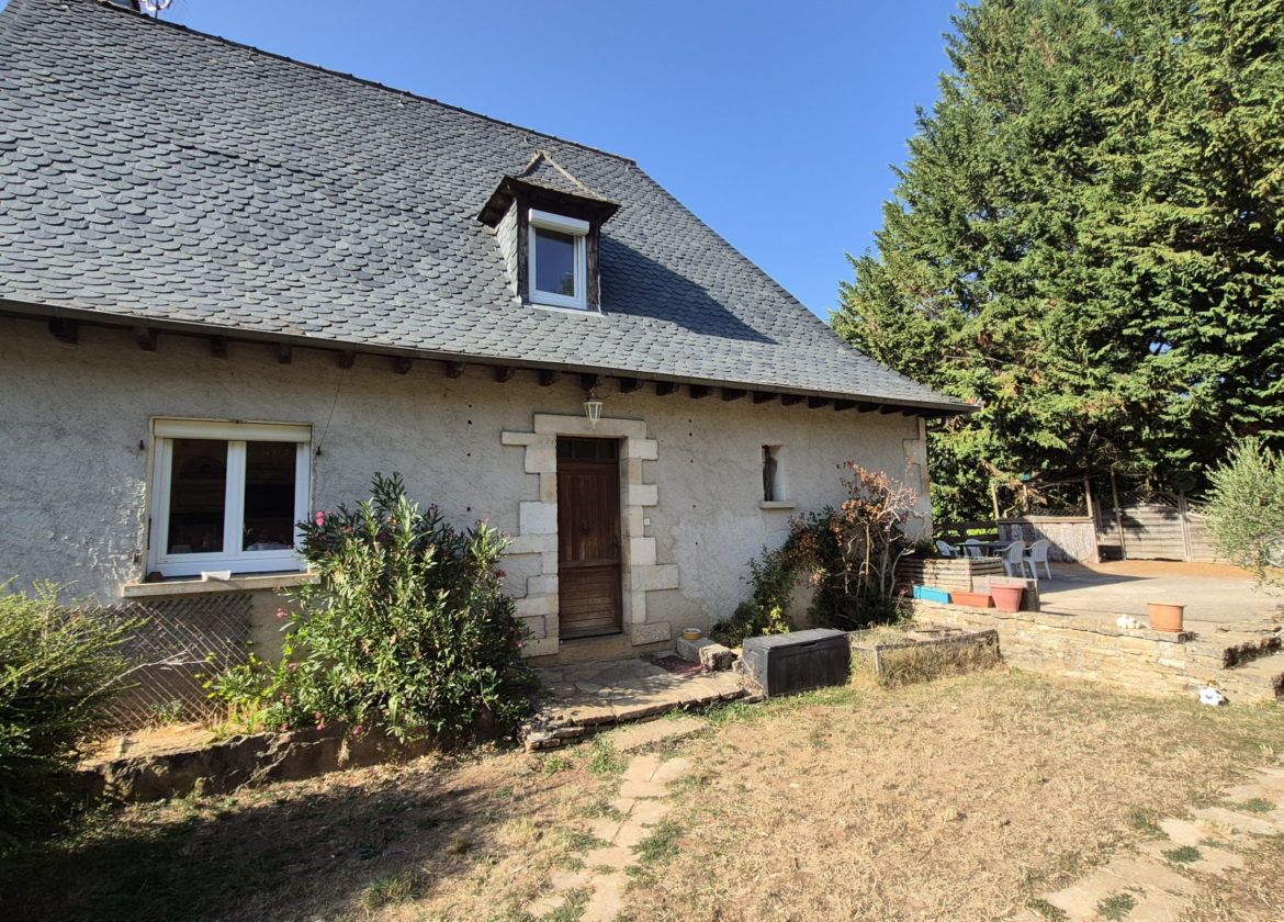 Maison de Type 4, terrasse, garage, vue dégagée, à 7 min de SAINT COME D'OLT