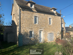 Maison en pierres avec grange