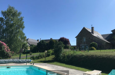 Maison en pierres avec piscine - sur terrain arboré.