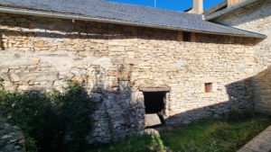 MAISON - GRANGE de 55m2 - garage et cour. CRUEJOULS.