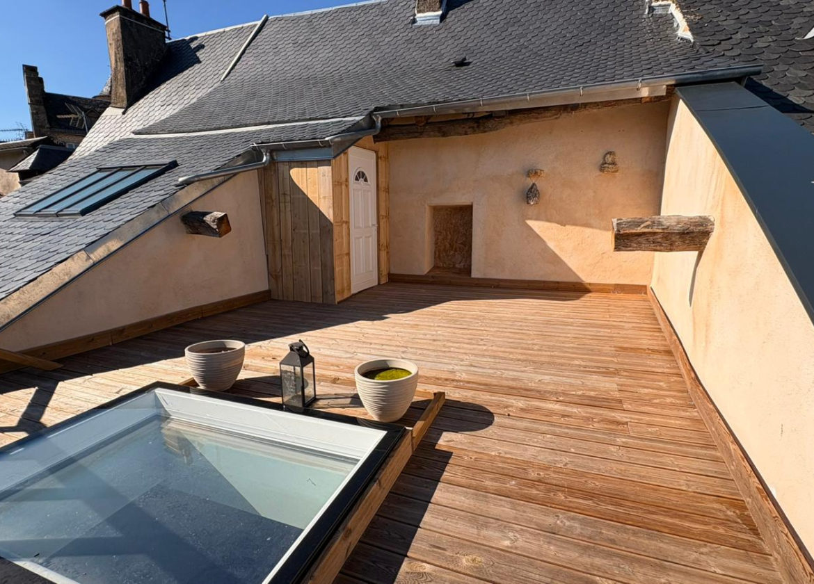 SAINT COME D'OLT, maison entièrement rénovée de Type 5 avec terrasse.