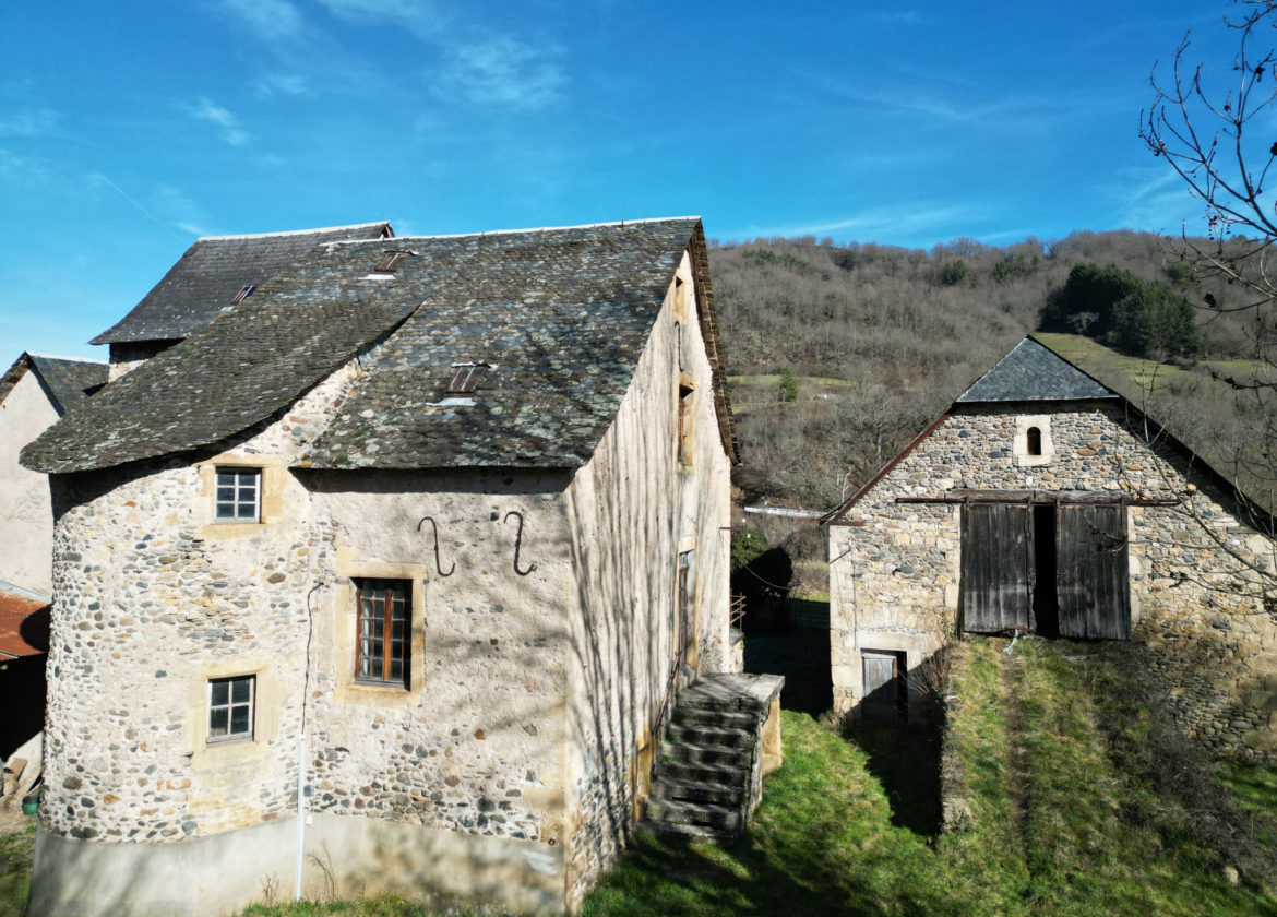 STE EULALIE D OLT - CORPS DE FERME - Grange -Maison -Terrain