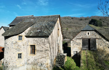 STE EULALIE D OLT - CORPS DE FERME - Grange -Maison -Terrain
