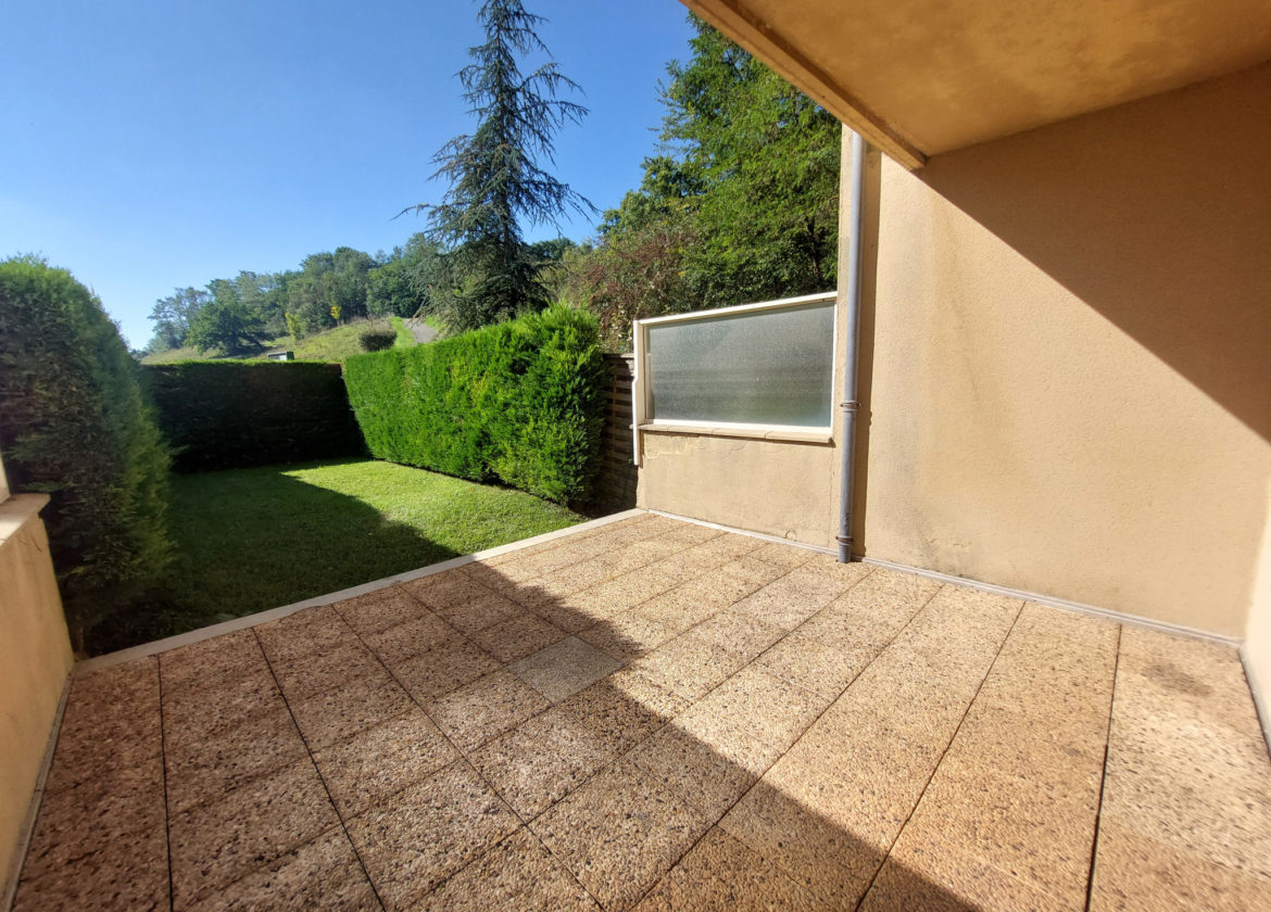 Studio avec terrasse, jardin et place de parking - ONET-LE-CHATEAU