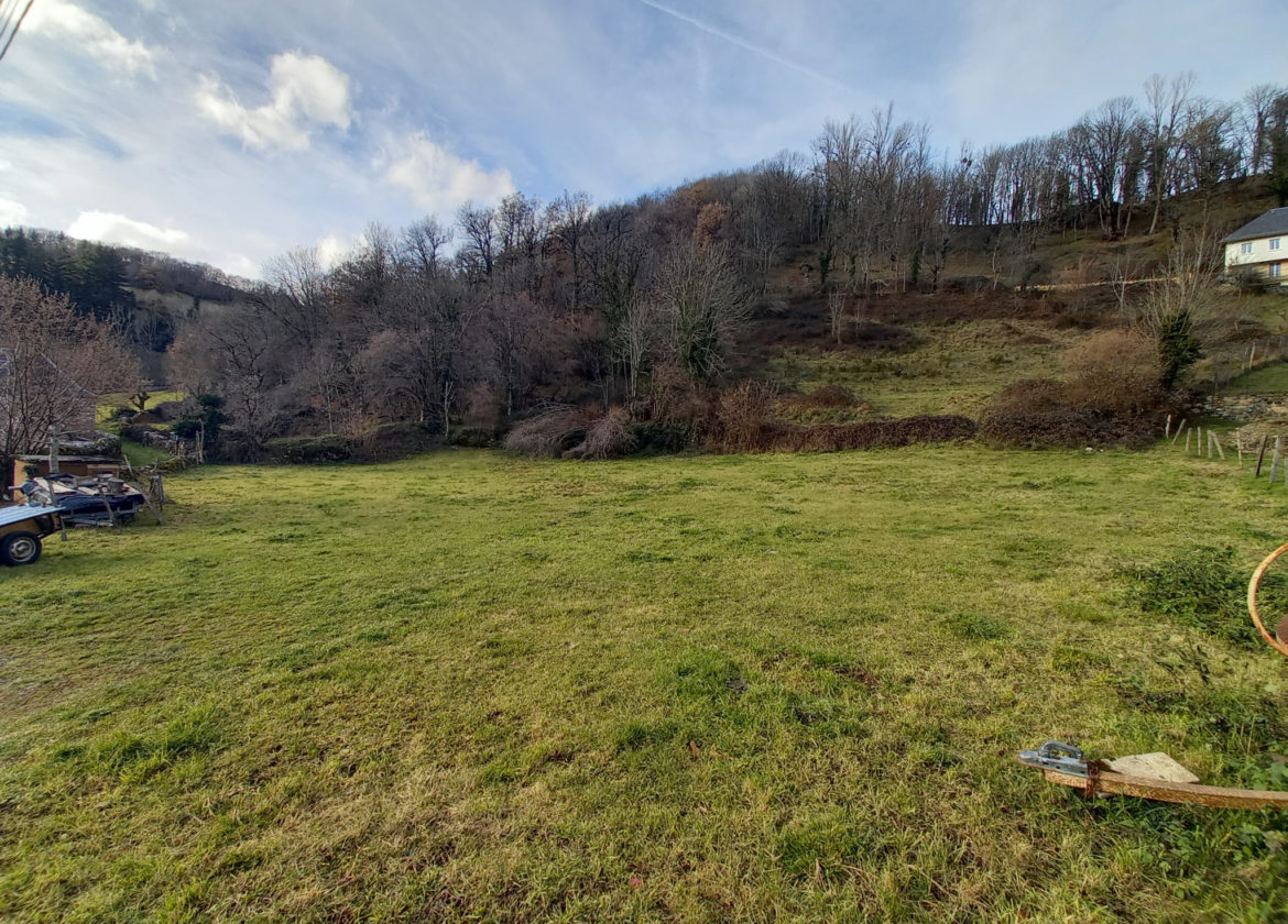 Terrain à bâtir, au centre du village de st Chély d'Aubrac