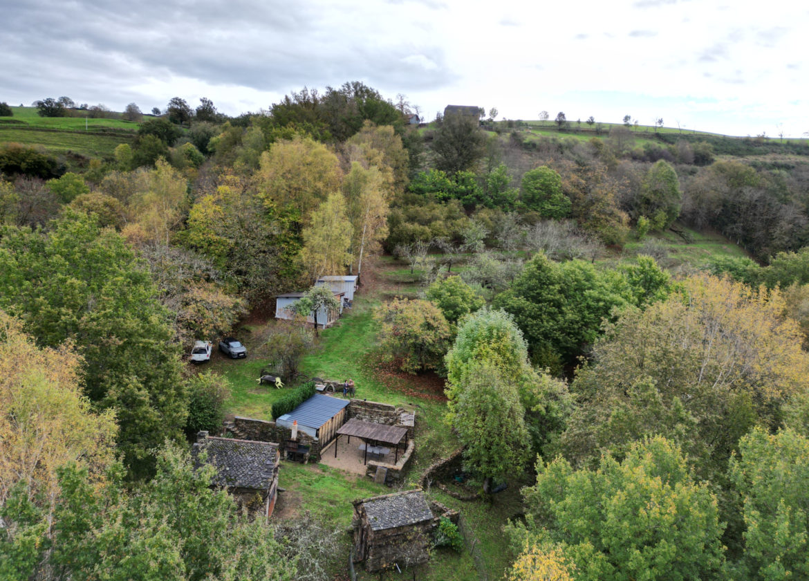 Terrain de loisir avec plusieurs bâtis dans un environnement préservé