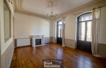 Tour de ville appartement T4 avec ascenseur et place de parking